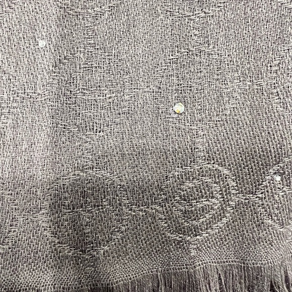 Henri Bendel Scarf. 87x36 Rare iridescent writing with jewels on entire scarf. - Picture 8 of 10